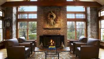 From crisp autumn days to chilly winter nights, our fireplace lounge offers a warm and welcoming place to relax.